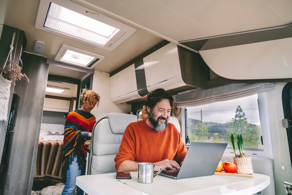 couple dans un camping car